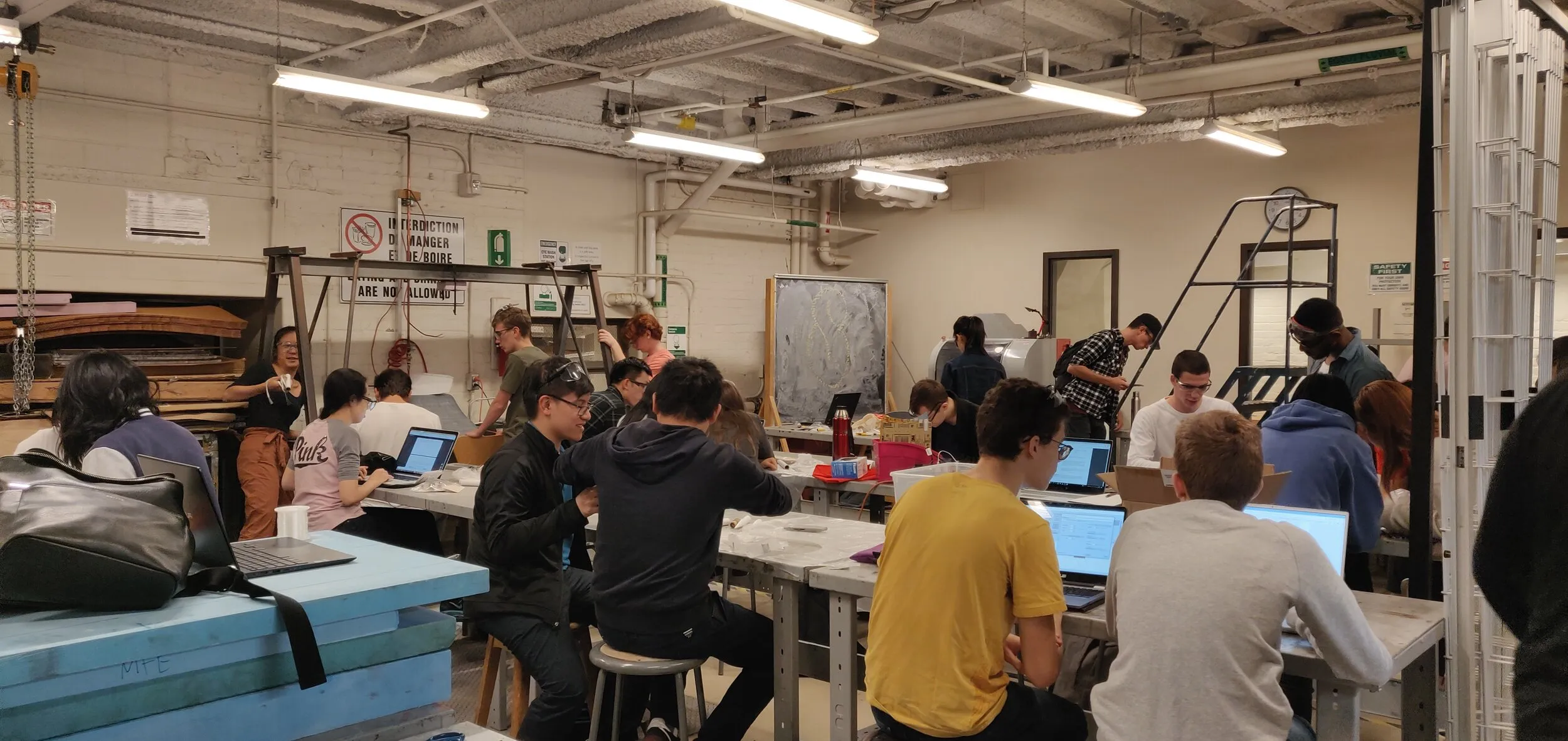 A workshop whith people learning on their computers.